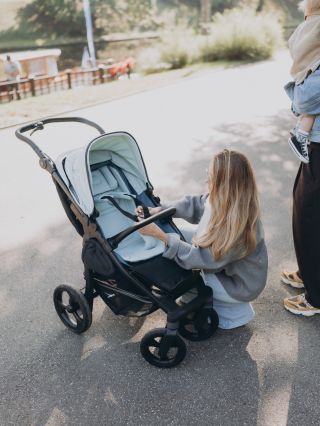 TFK Mono 4 patří mezi kočárky, které si rodiče berou na všechno — na město, na procházky do lesa i na rychlé přesuny mezi...